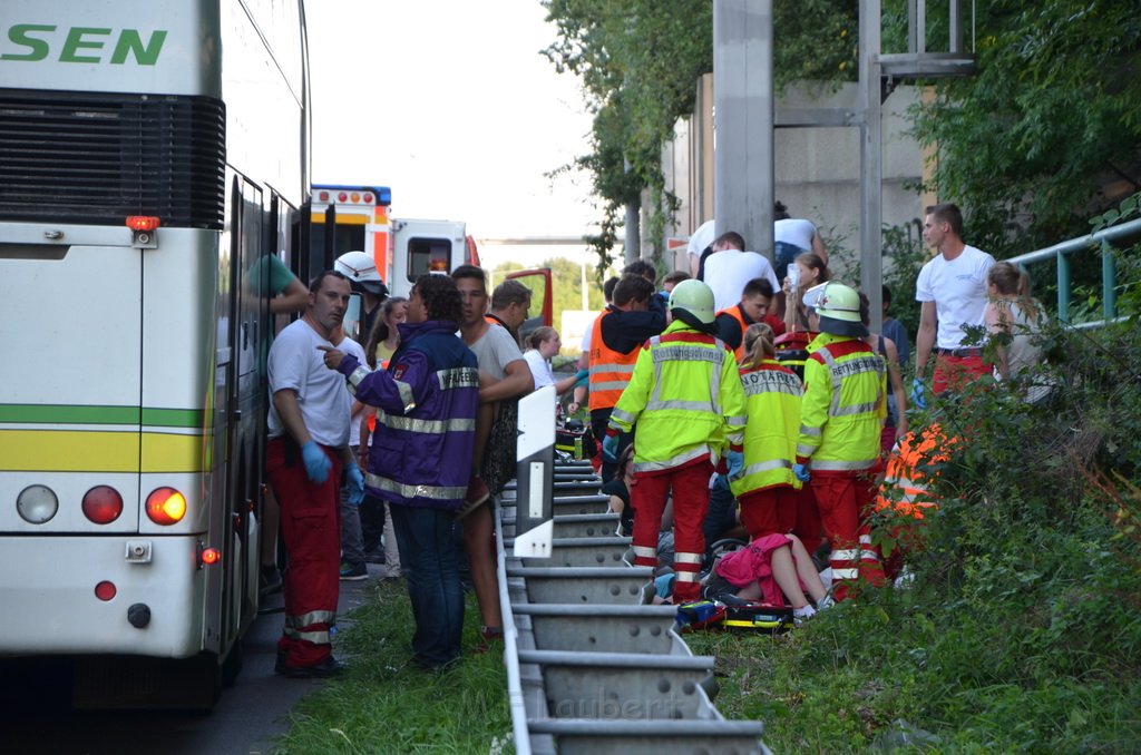 Einsatz BF Koeln Klimaanlage Reisebus defekt A 3 Rich Koeln hoehe Leverkusen P007.JPG